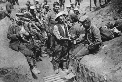 Verwundete deutsche Gefangene: ein Soldat verteilt Wasser, aus The Illustrated War News, 18. August 1916 von English Photographer